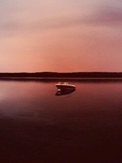 Катер на озере обои