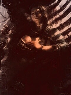 Девушка с ребенком прячется от монстра обои