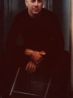 Брюс Уиллис на раскладном стуле обои