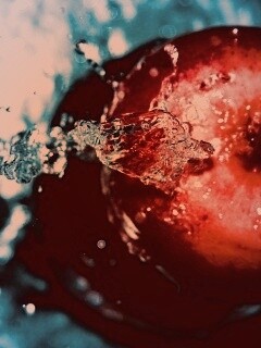 Брызги на яблоке обои