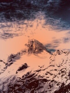 Снежные горные вершины на ветру обои