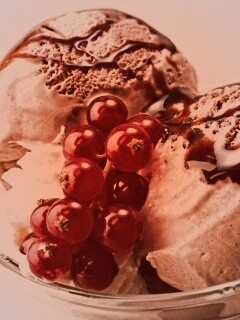 Шоколадное мороженое со смородинкой обои