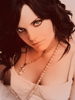 Брюнеточка с желанием в глазах обои