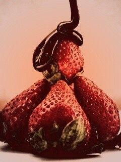 Аппетитная клубничка с шоколадом обои