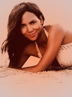 Холли Берри на пляже обои