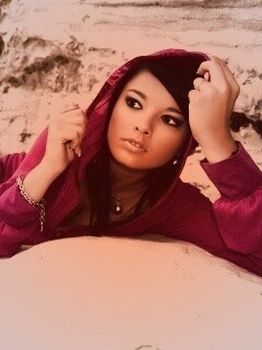 Девушка в розовой накидке обои