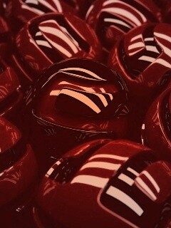 Красные объемные шарики обои