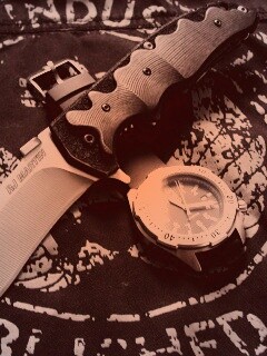 Солдатские часы и нож обои