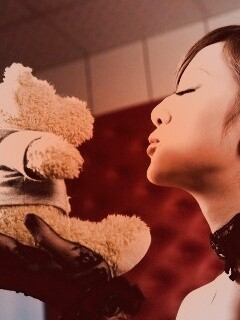 Азиатка любит медвежонка обои