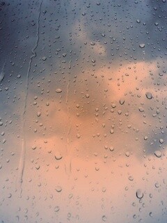 Капли на стекле обои