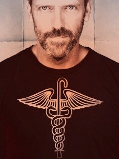 Доктор Хаус в футболке со змеями на трости обои