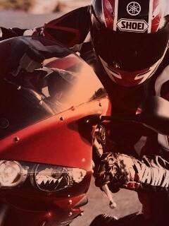 Мотоциклист на красной ямахе обои