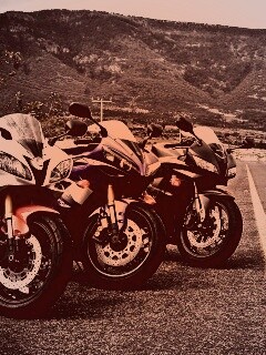 Раллийные мотоциклы на дороге обои