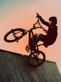 Мальчик на рампе обои