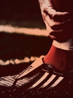 Левая нога футболиста в бутсе обои