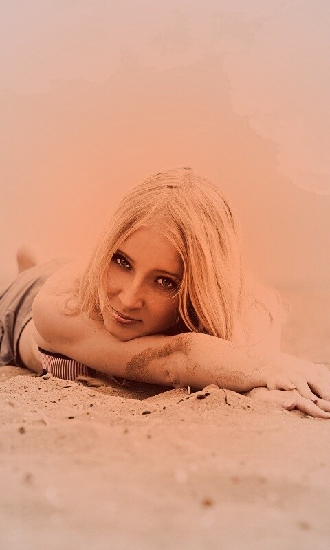 Девушка на пляже обои
