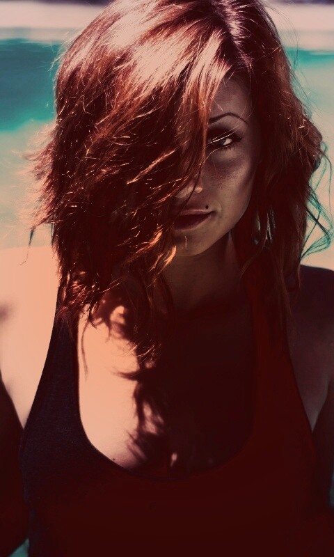 Девушка рядом с бассейном обои