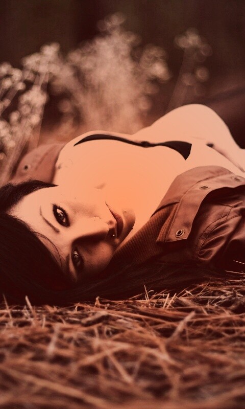 Лежащая на траве обои