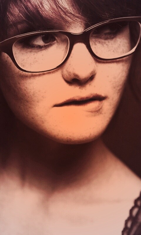 Рыженькая кусает губу обои