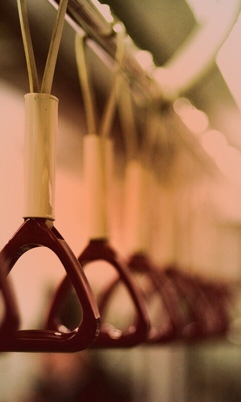 Поручни в метро обои