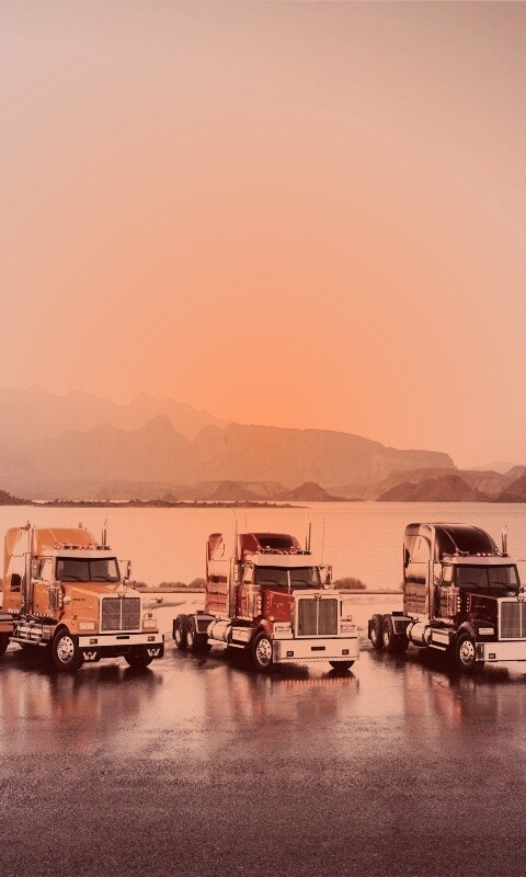 Тягачи на фоне озера обои