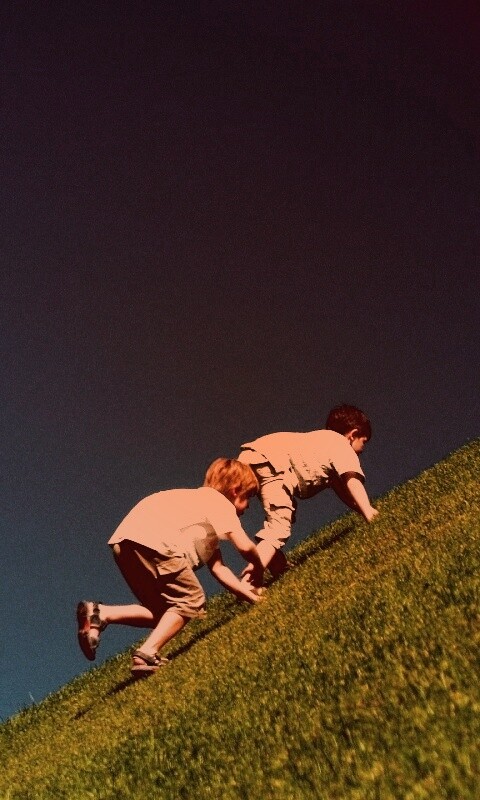 Дети взбираются в гору обои