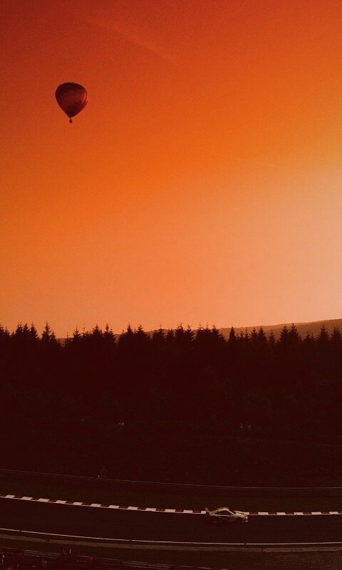 Воздушный шар над треком обои