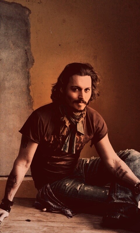 Джонни Депп на столе обои