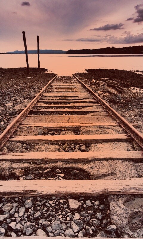 Рельсы обрывающиеся в воду обои