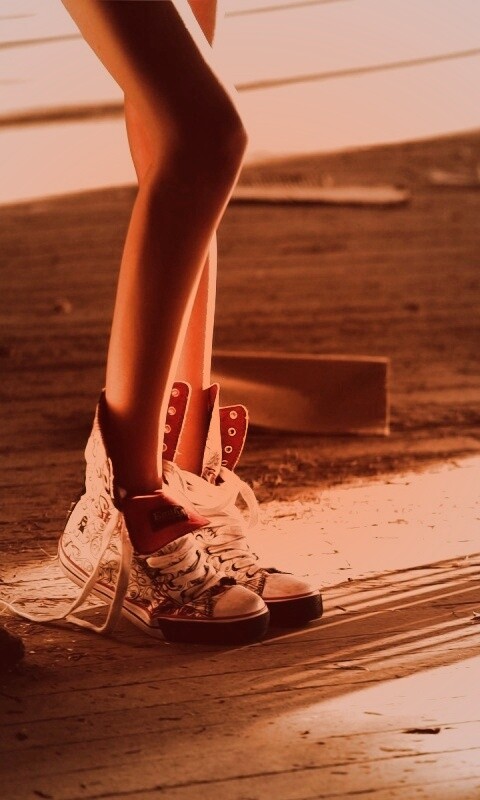 Ножки в кедах обои