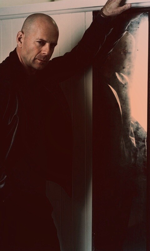 Брюс Уиллис у зеркала обои