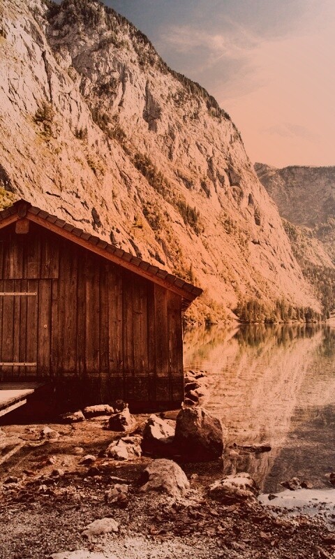 Лодный сарай на горном озере обои