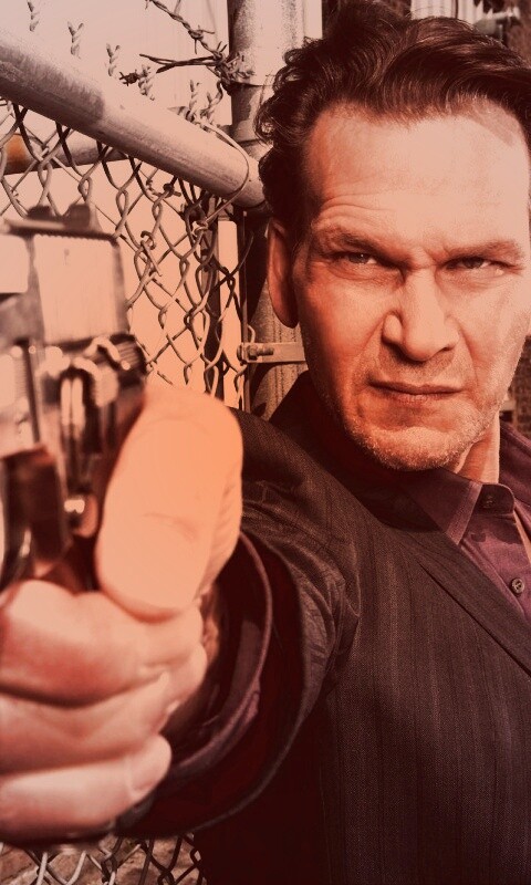 Патрик Суэйзи с пушкой обои