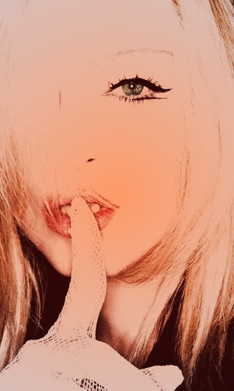 Мадонна прикладывает палец к губам обои