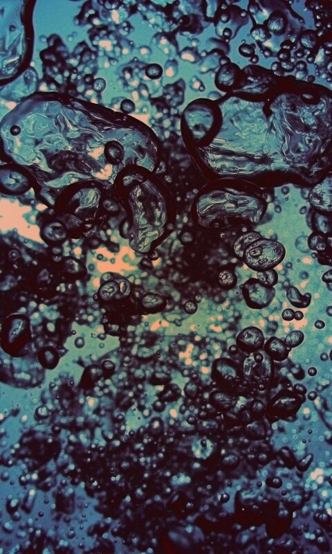 Тёмные пузыри в воде обои
