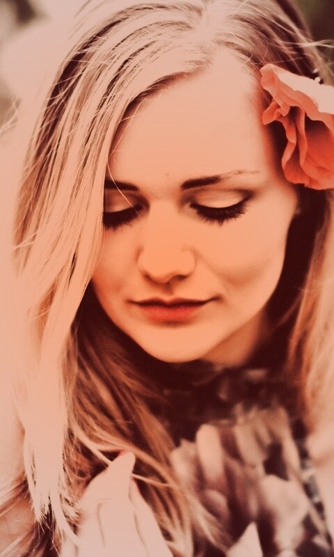 Блондинка в маках обои