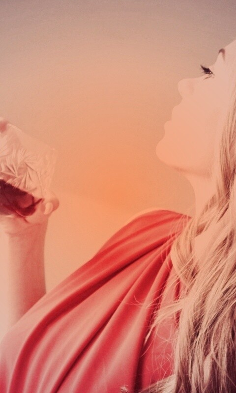 Девушка с бокалом обои