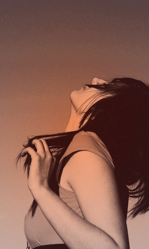 Взгляд брюнетки в небо обои