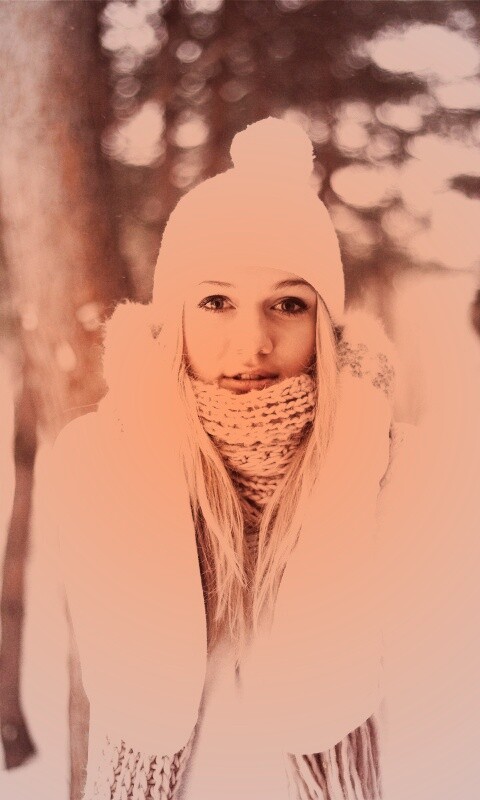 Девушка в белом в снежном лесу обои