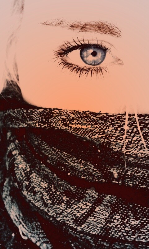 Блондинка с шарфом на лице обои