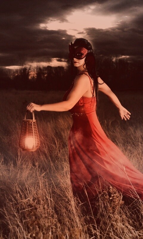 Девушка со свечей обои