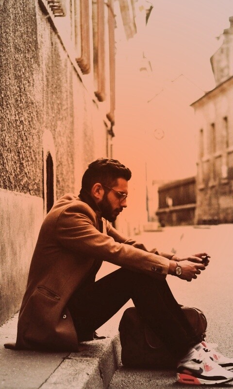 Хипстер с телефоном обои