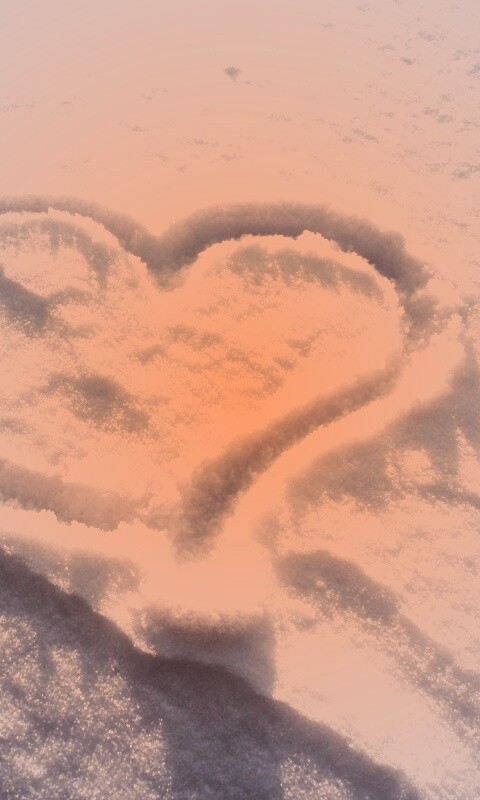 Сердечко на снегу обои