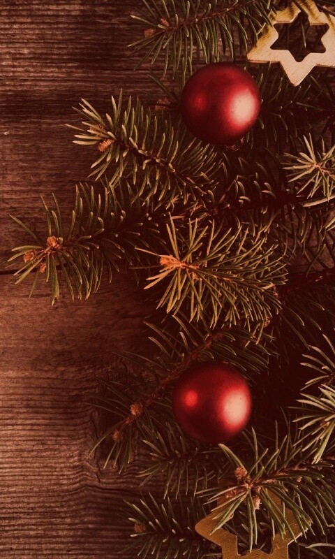 Новогодние игрушки на еловой ветке обои