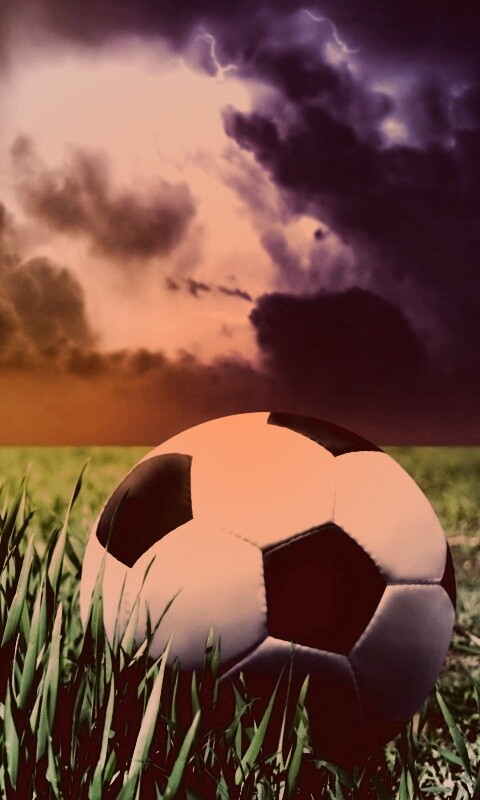 Футбольный мяч на газоне обои