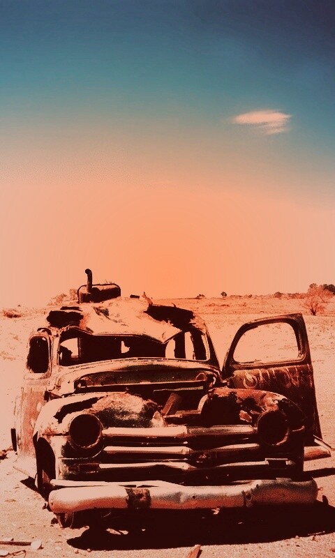 Брошенная в пустыне машина обои