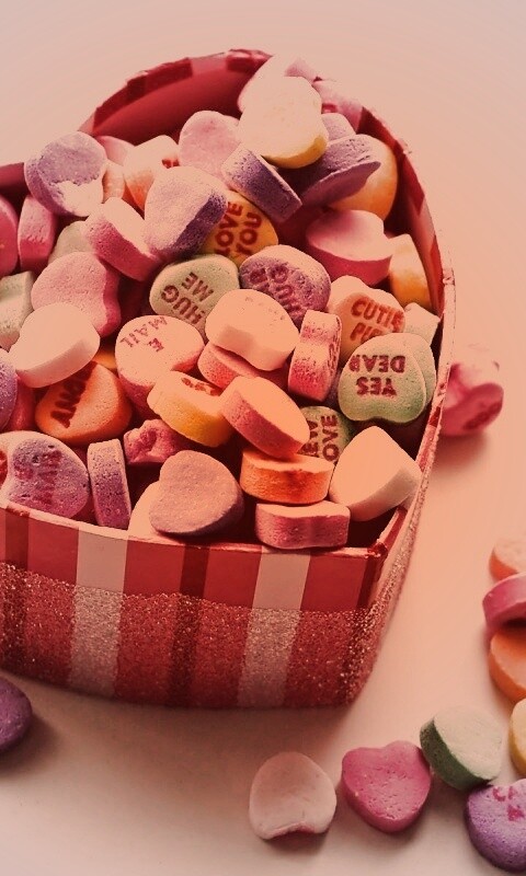 Конфеты в форме сердца обои