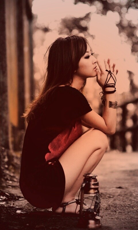 Японская девушка и масляный фонарь обои