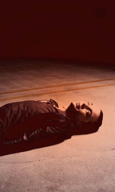 Джим Парсонс на полу обои