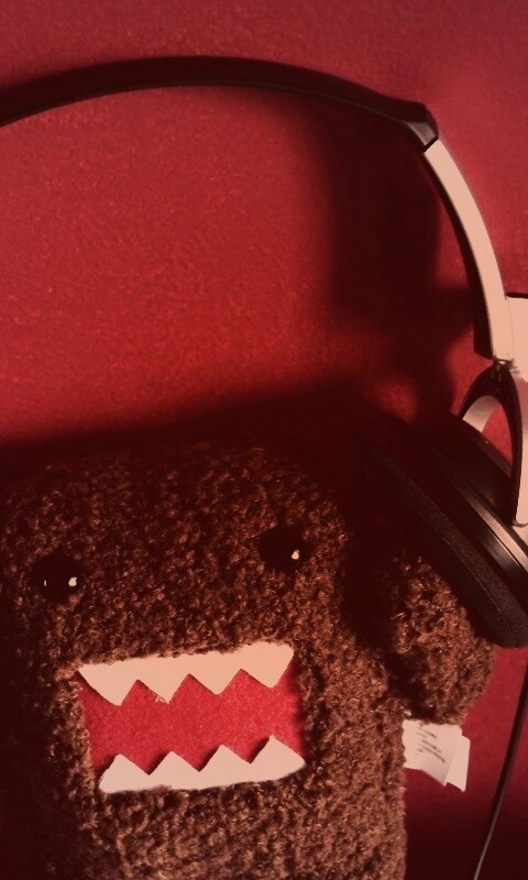 Демокун в наушниках обои